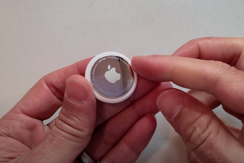 Sử dụng AirTag để theo dõi người thân lớn tuổi