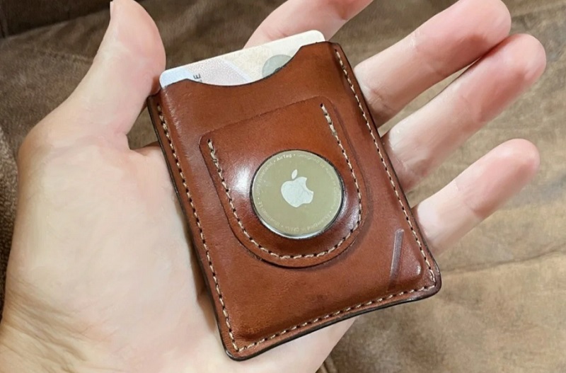 Đặt AirTag trong ví của bạn