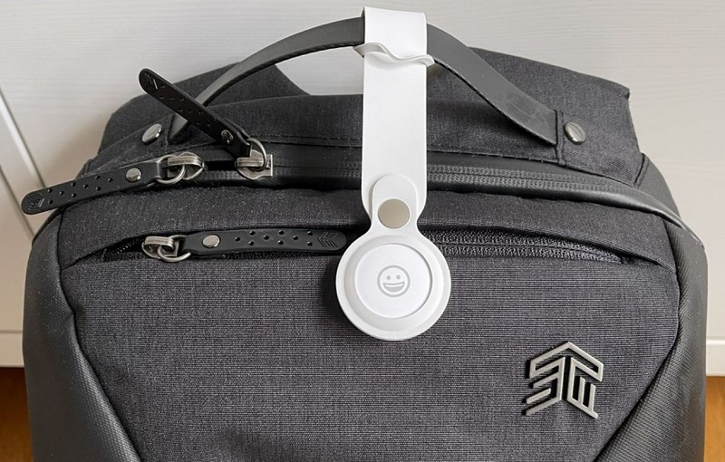 Đặt AirTag vào túi xách, balo của bạn