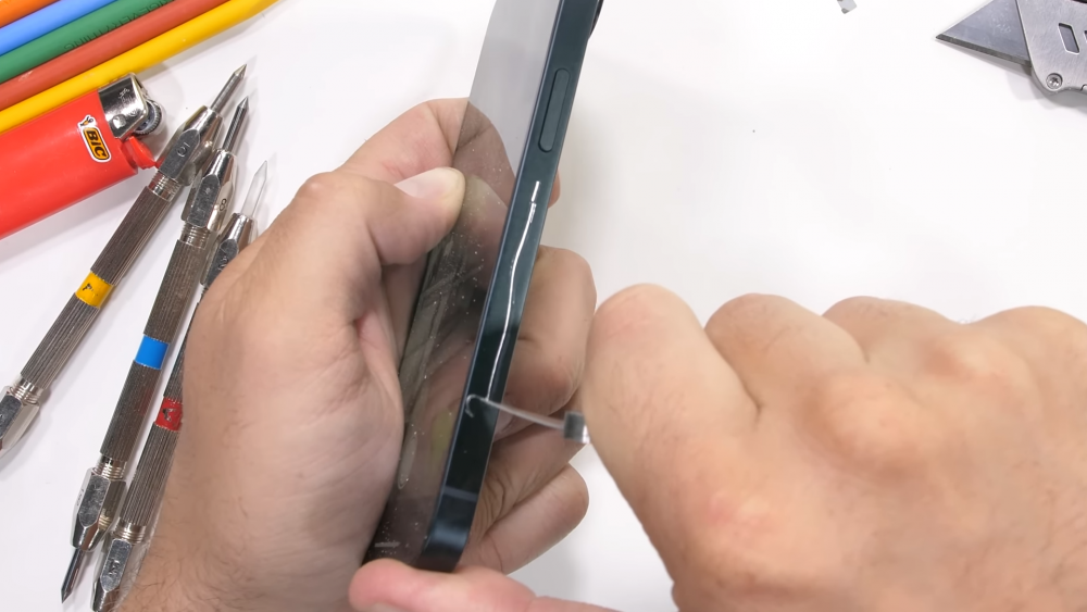 Kiểm tra độ bền của iPhone 14 series