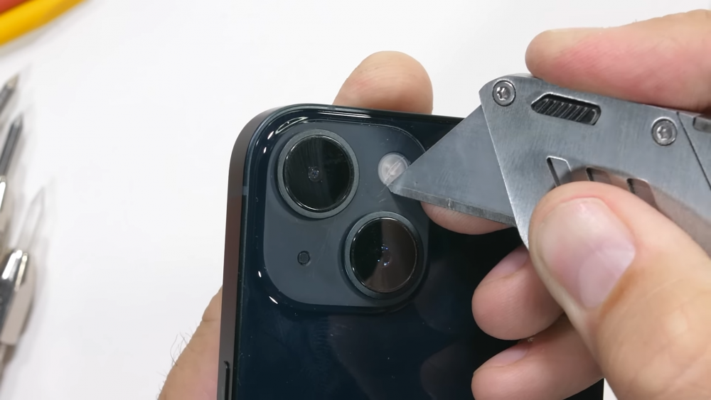 Kiểm tra độ bền của iPhone 14 series