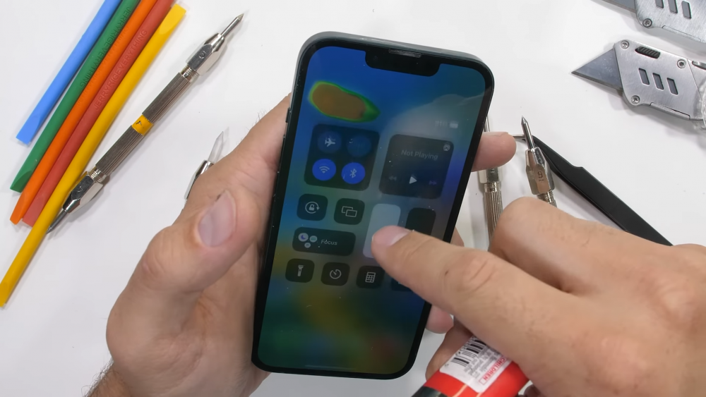 Kiểm tra độ bền của iPhone 14 series