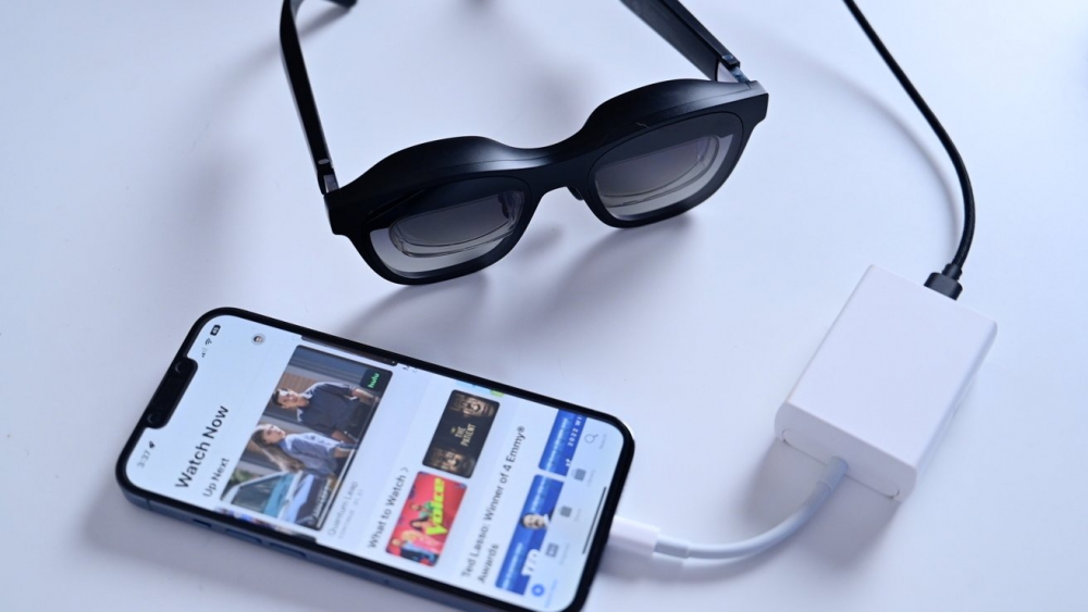 Kính Nreal Air AR có thể giúp iPhone của bạn trở thành màn hình 130 feet