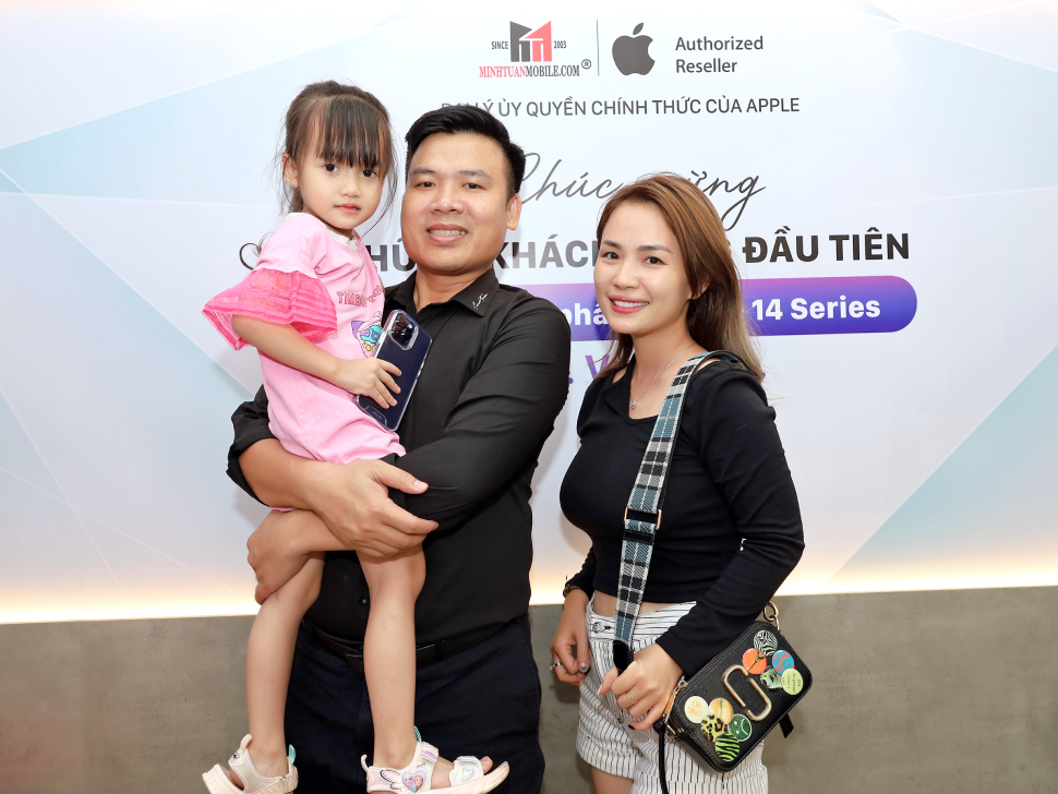 Lê Nga (vợ ca sĩ Phạm Trưởng) dắt 