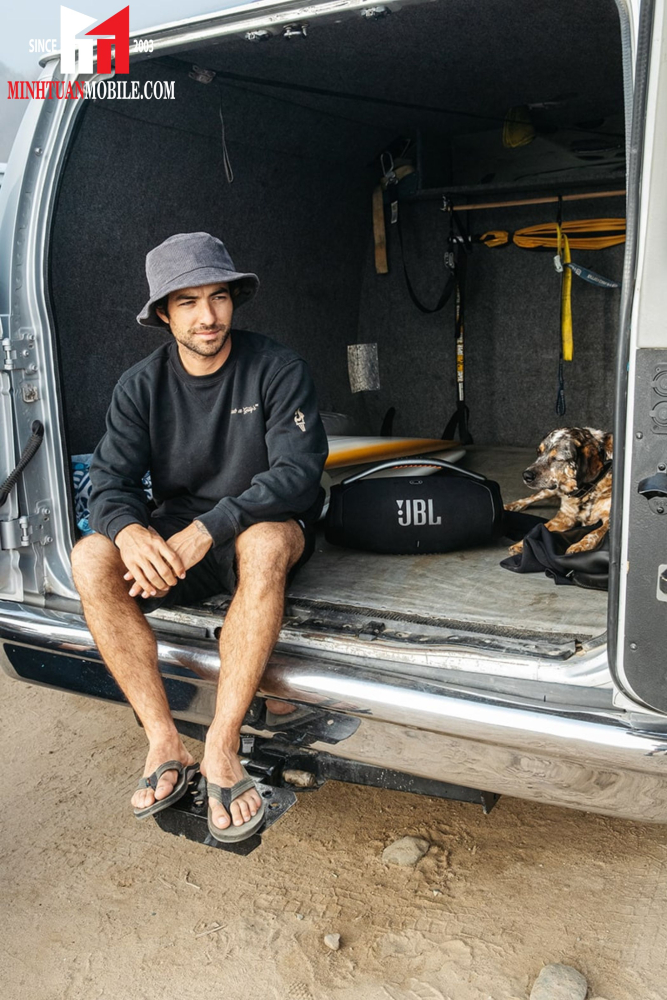 Sau lưng loa Boombox 3 có cổng AUX (3,5mm)