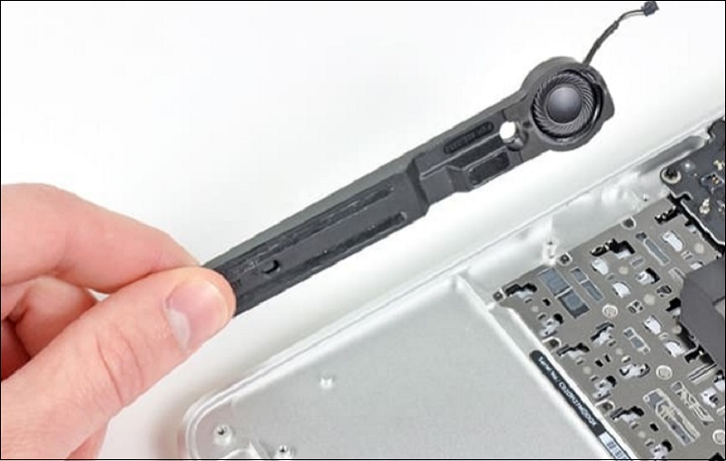 Đứt dây loa Macbook hoặc chân tiếp xúc lỏng