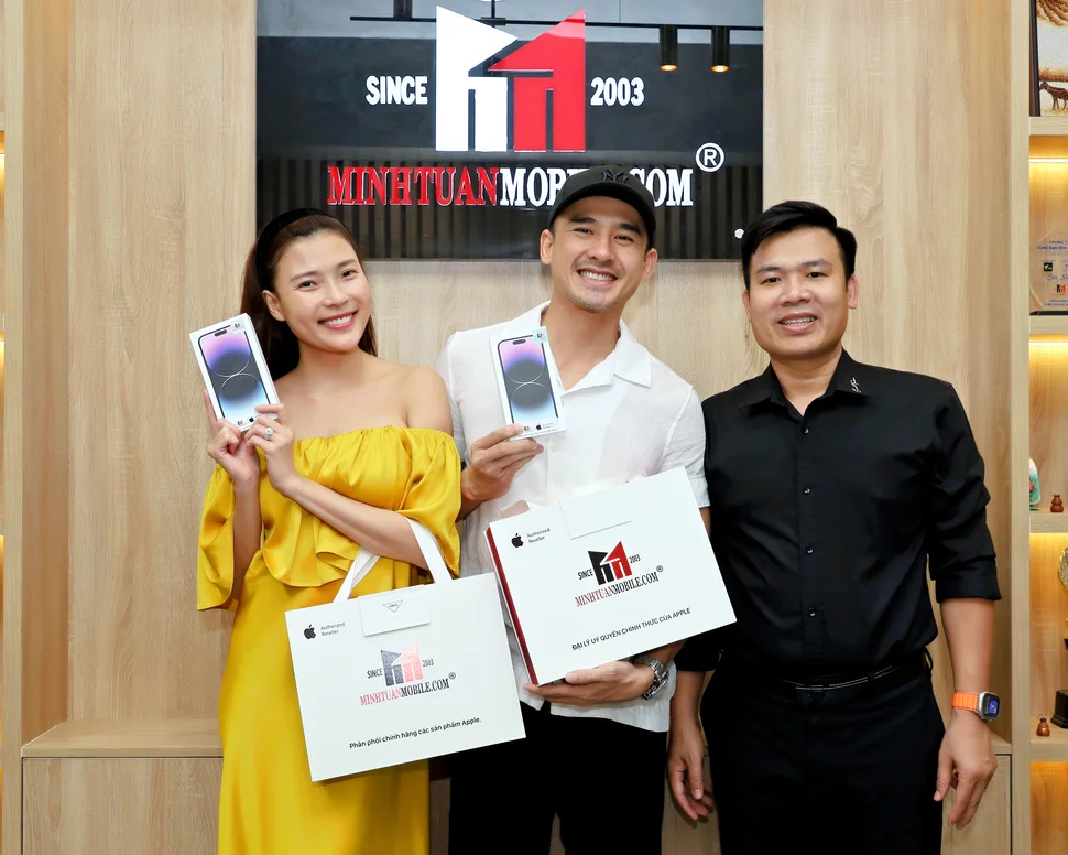 Lương Thế Thành và Thúy Diễm mua iPhone 14 Pro Max