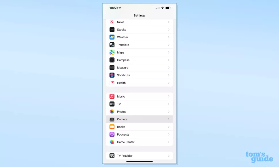 Ảnh chụp màn hình của ứng dụng cài đặt iPhone, hiển thị cài đặt Máy ảnh được đánh dấu - Hình 1