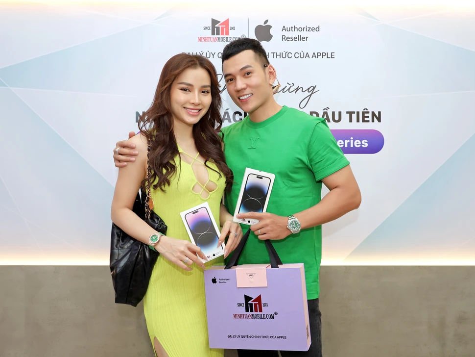 Lỳ Bình và Phương Trinh mua iPhone 14 Pro Max tại Minh Tuấn Mobile