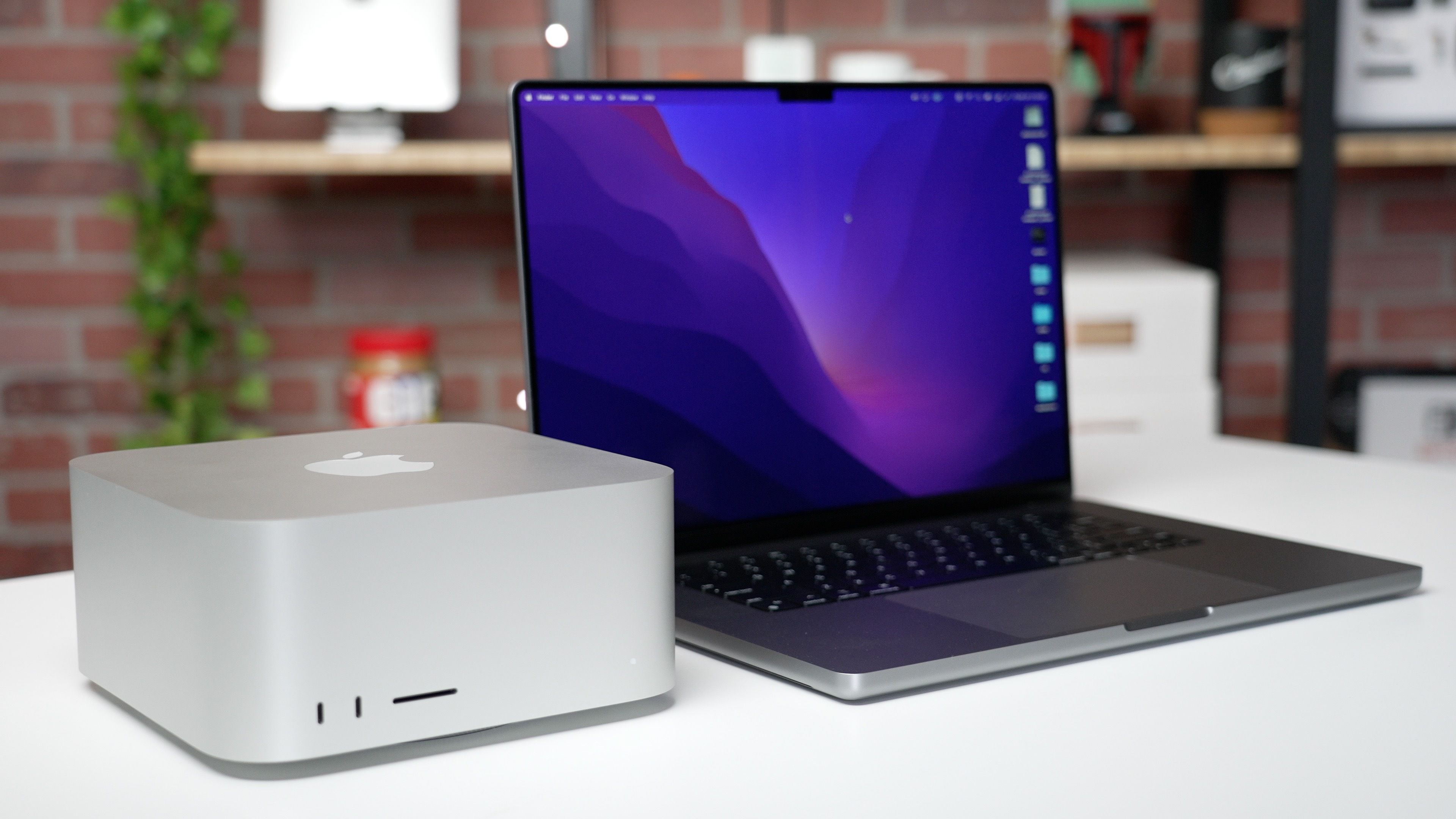 Ở phiên bản này, Mac có dung lượng RAM 32 GB và ổ đĩa lưu trữ SSD 512GB cho người dùng thư thả sử dụng ở điều kiện căn bản. Đặc biệt với 32 GB RAM, việc xử lý các tác vụ đa nhiệm cũng sẽ không phải là vấn đề bạn phải lo lắng quá nhiều.Mac Studio M1 Max mang tới cho người dùng những trải nghiệm cực chất, cực ấn tượng mà bạn sẽ không thể tìm thấy được trên bất kỳ thiết bị nào khác.