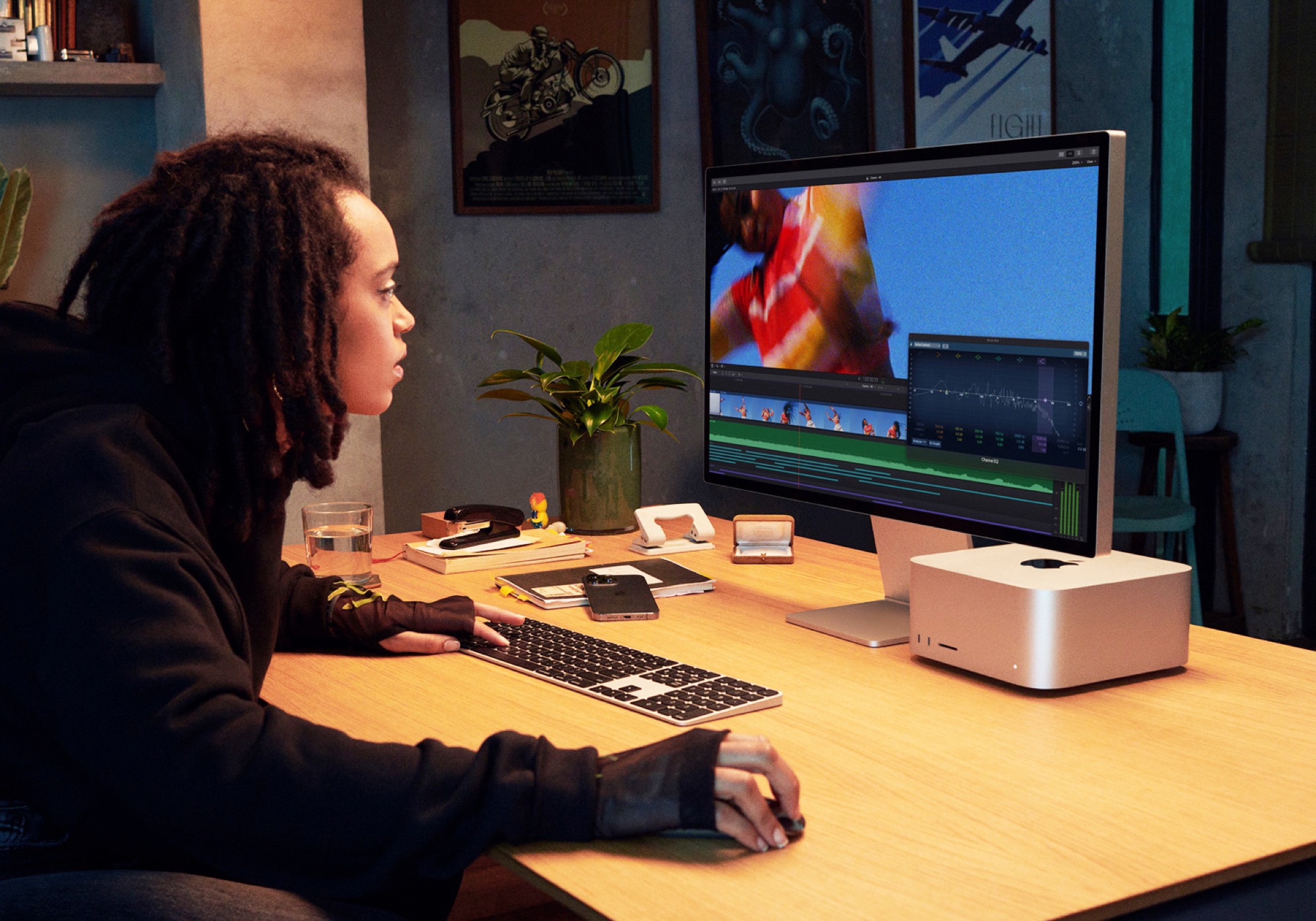 Mac Studio được thiết kế với vẻ ngoài mạnh mẽ nhưng lại không kém phần tinh tế. Màu bạc sang trọng đặc trưng của các dòng sản phẩm Apple sẽ giúp chiếc Mac trên bàn làm việc của bạn không những là công cụ hữu ích mà còn là 1 vật trang trí đầy tính 