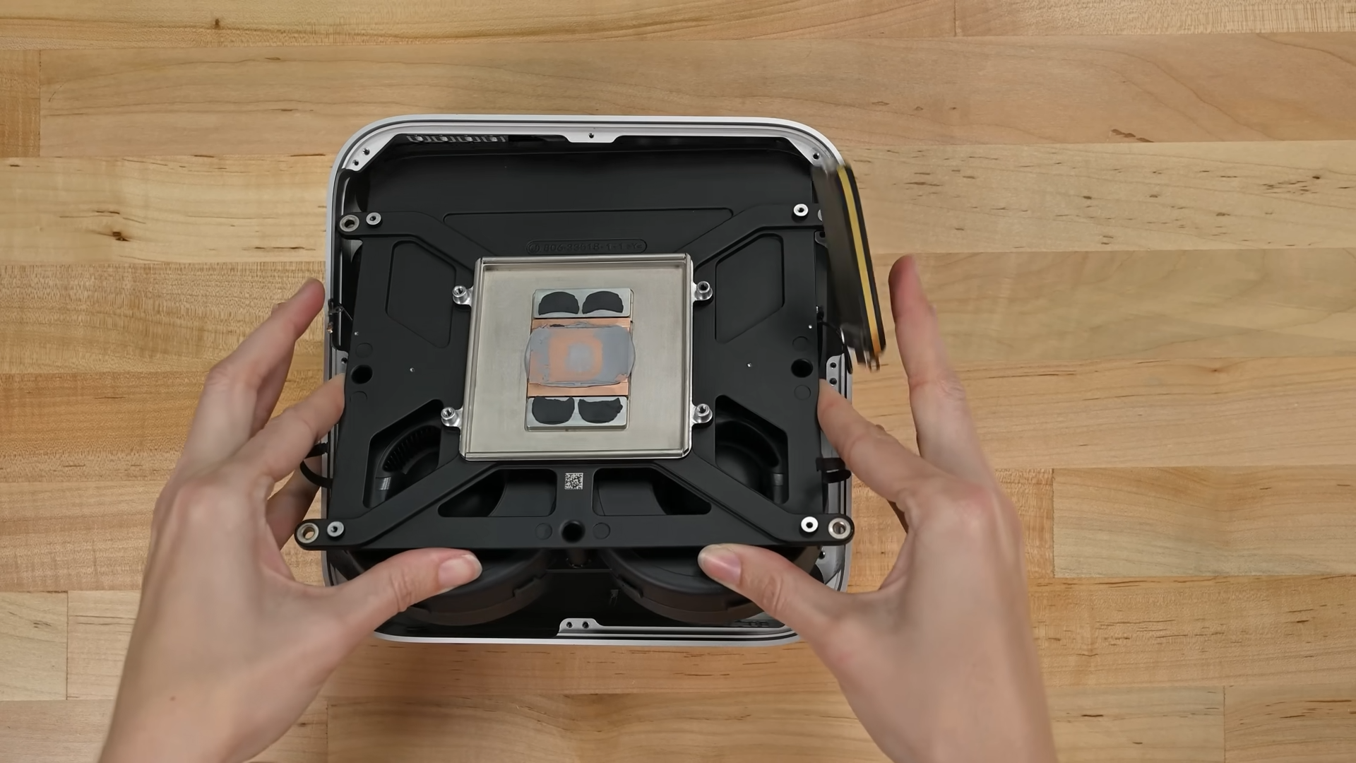 Mổ bụng Mac Studio