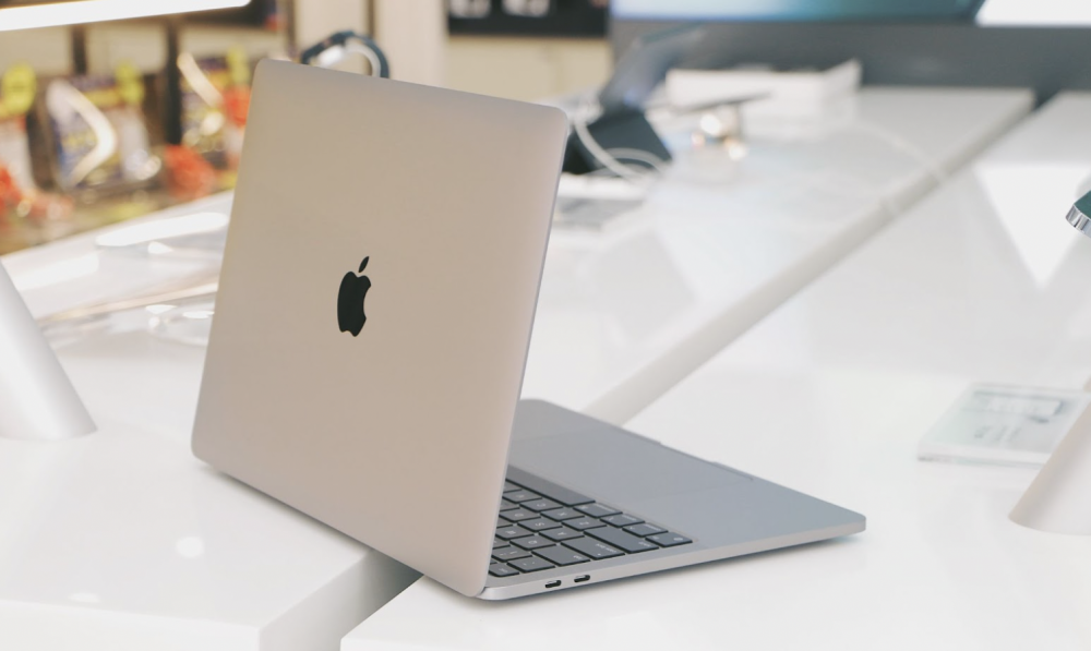 Thiết kế của chiếc MacBook M2 2022 không có quá nhiều điểm khác biệt với MacBook Pro M1 13 inch với thiết kế tối giản, phẳng nguyên khối với khung nhôm thời trang và siêu nhẹ. Việc cầm sử dụng di chuyển trong công việc, họp hành, học tập... sẽ trở nên dễ dàng hơn bao giờ hết.