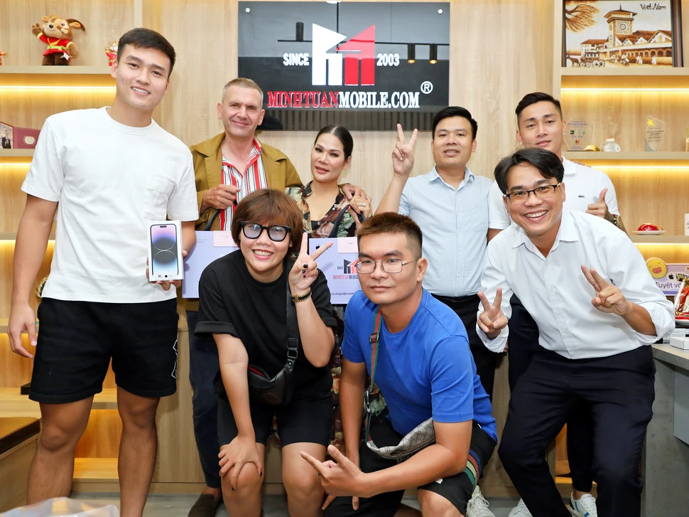 Madame Hương Hoàng đẹp quý phái sắm iPhone Pro Max