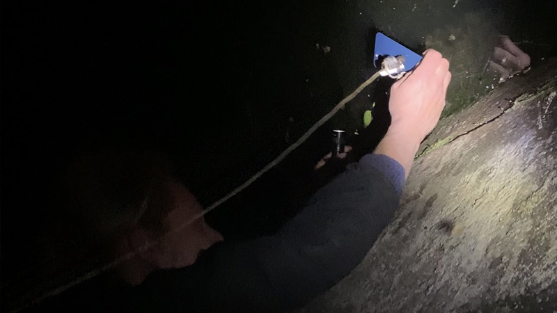 Cần câu nam châm để tìm lại điện thoại