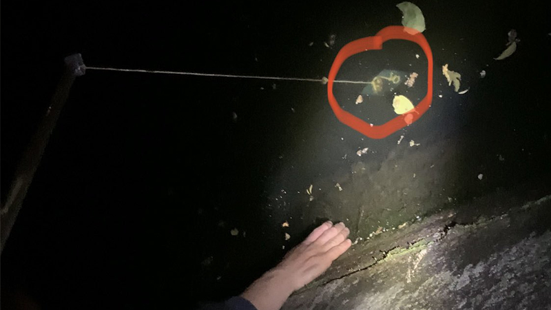 Tìm lại iPhone rớt trong kênh bằng nam châm