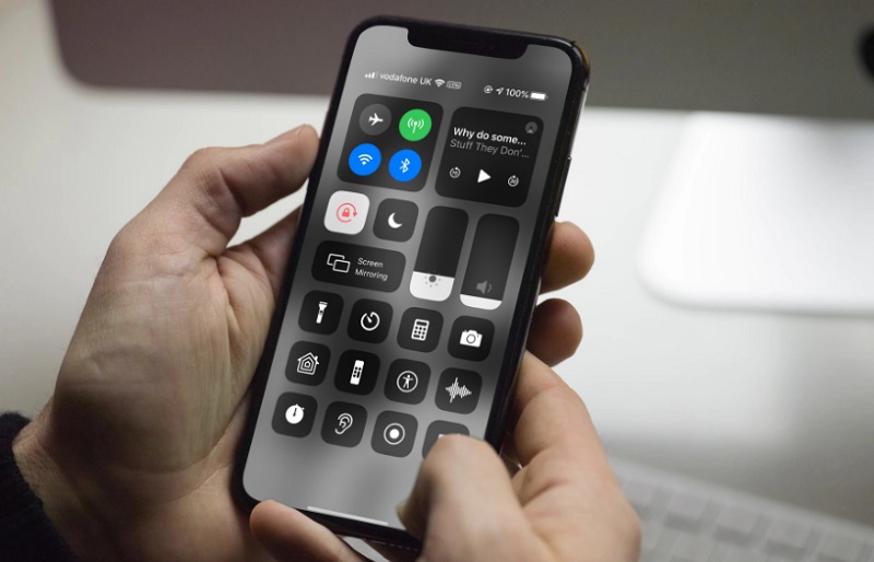 Sử dụng chức năng Home controls trên màn hình khóa iPhone