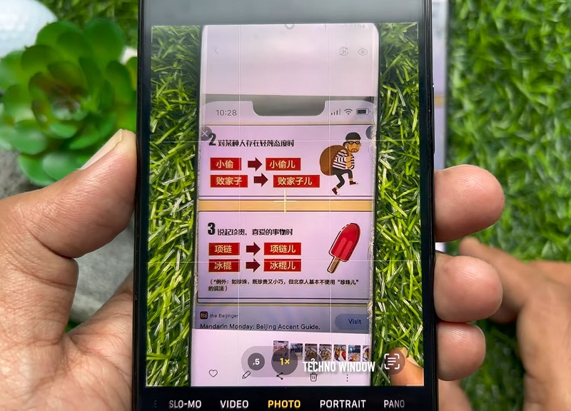 Hướng camera iPhone vào văn bản cần dịch 