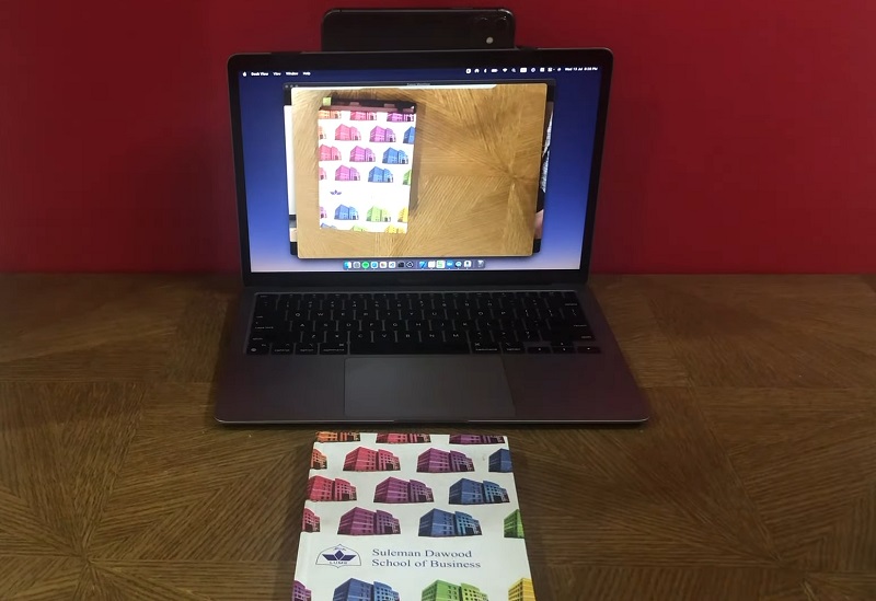 Desk View giúp hiển thị không gian trước laptop 