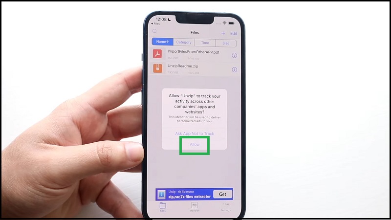 Nhấp vafp tệp tin nén để giải nén tệp tin trên iPhone dễ dàng bằng cách chọn Allow