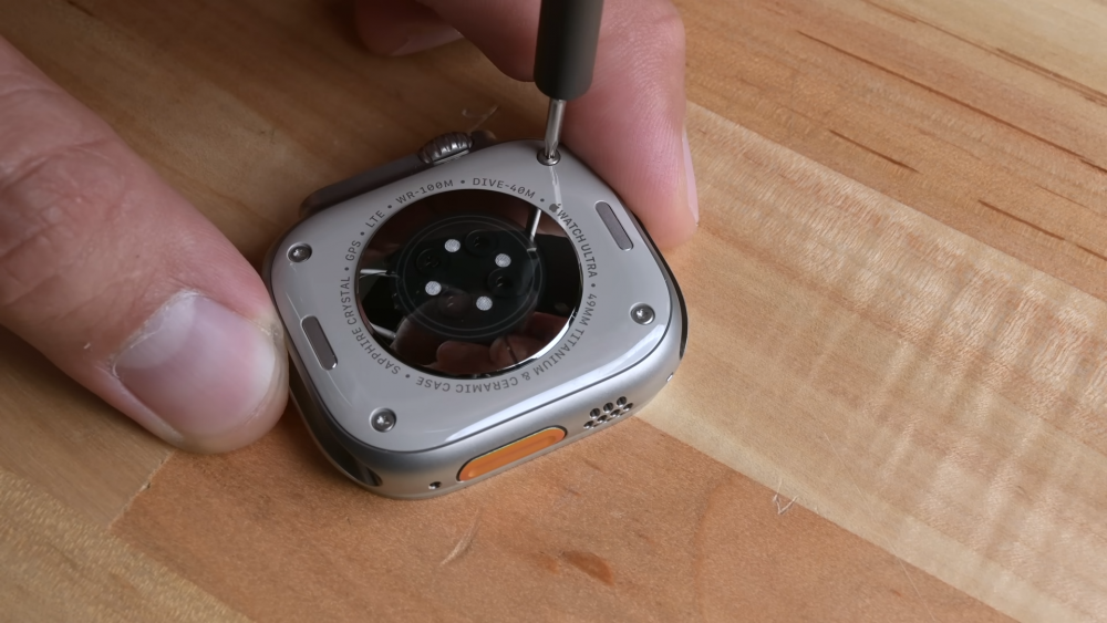 Mổ bụng Apple Watch Ultra