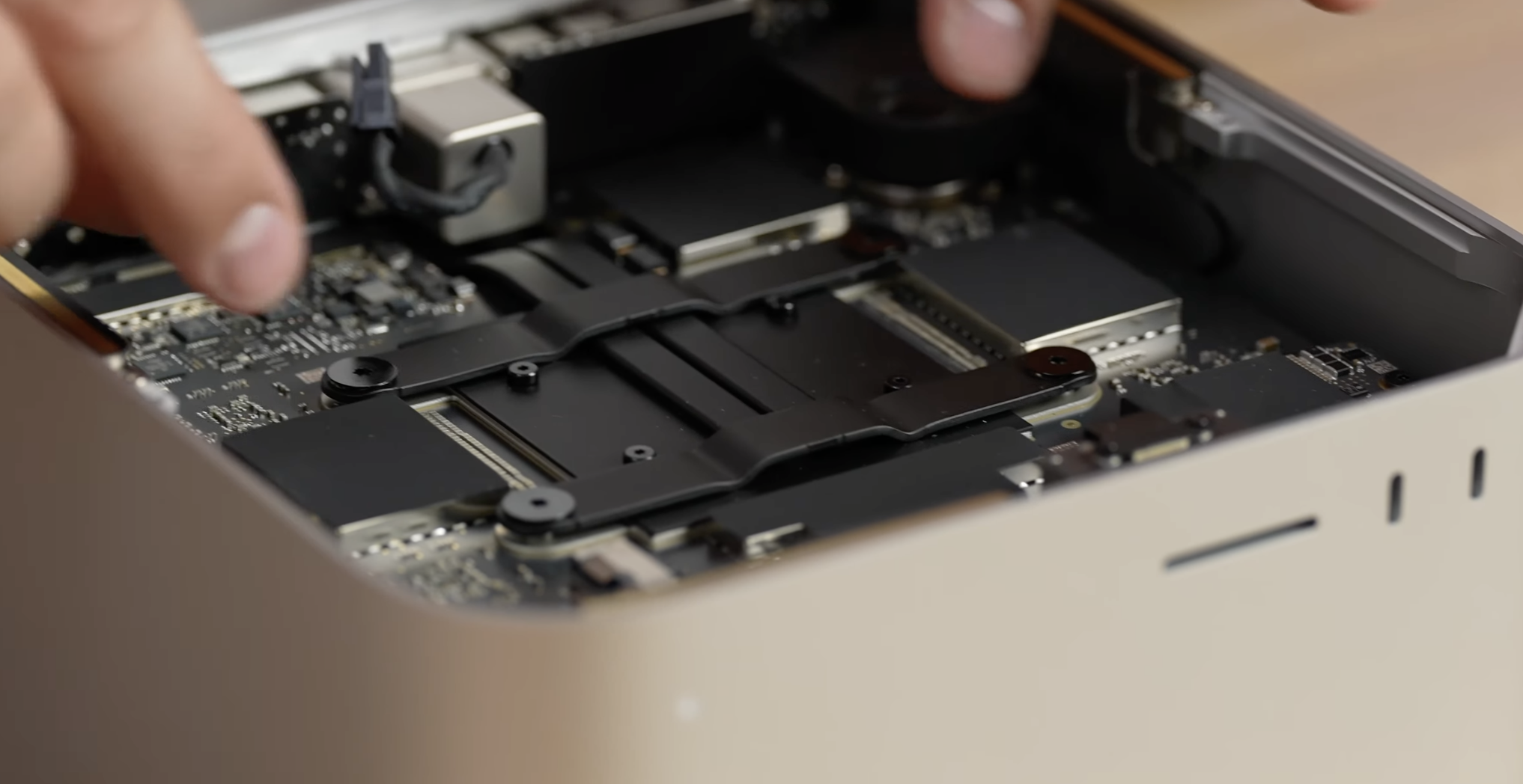 Mổ bụng Mac Studio: bộ nhớ SSD có thể được nâng cấp