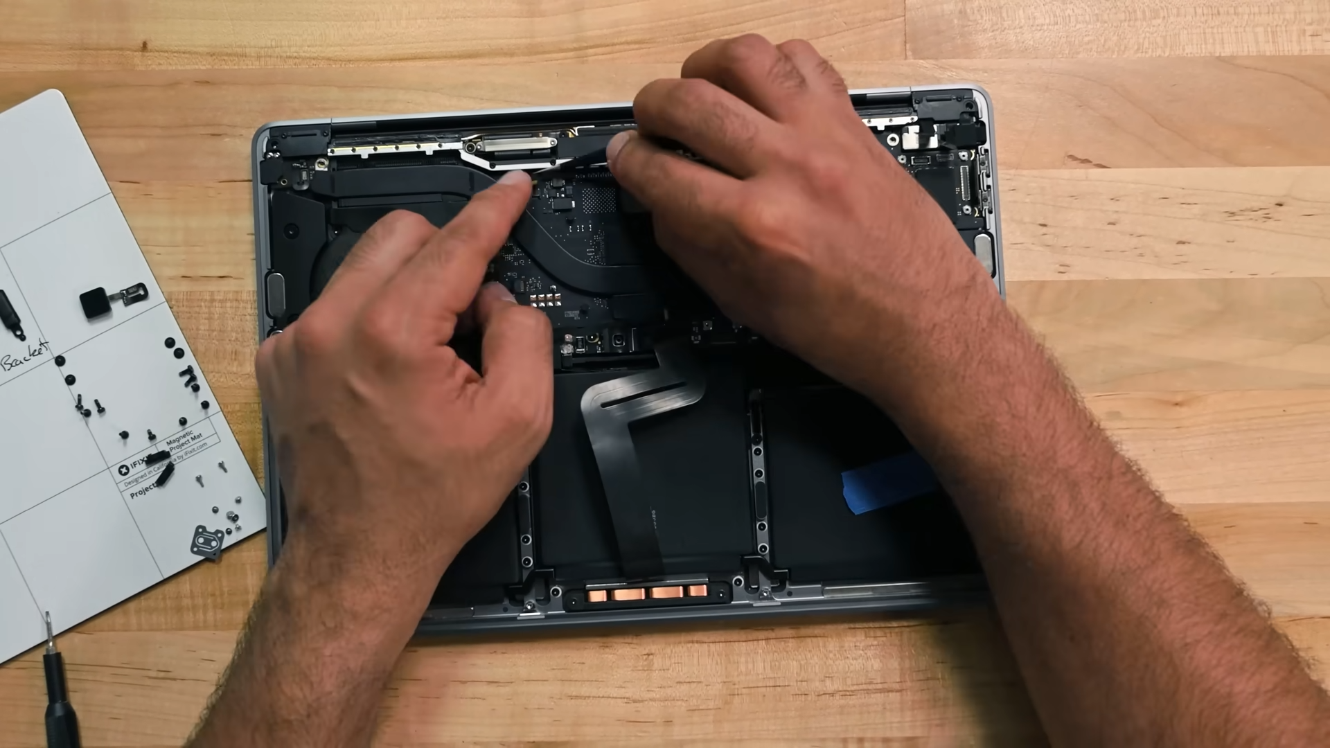 MacBook Pro 13 inch với M2, thấy nó gần giống với M1