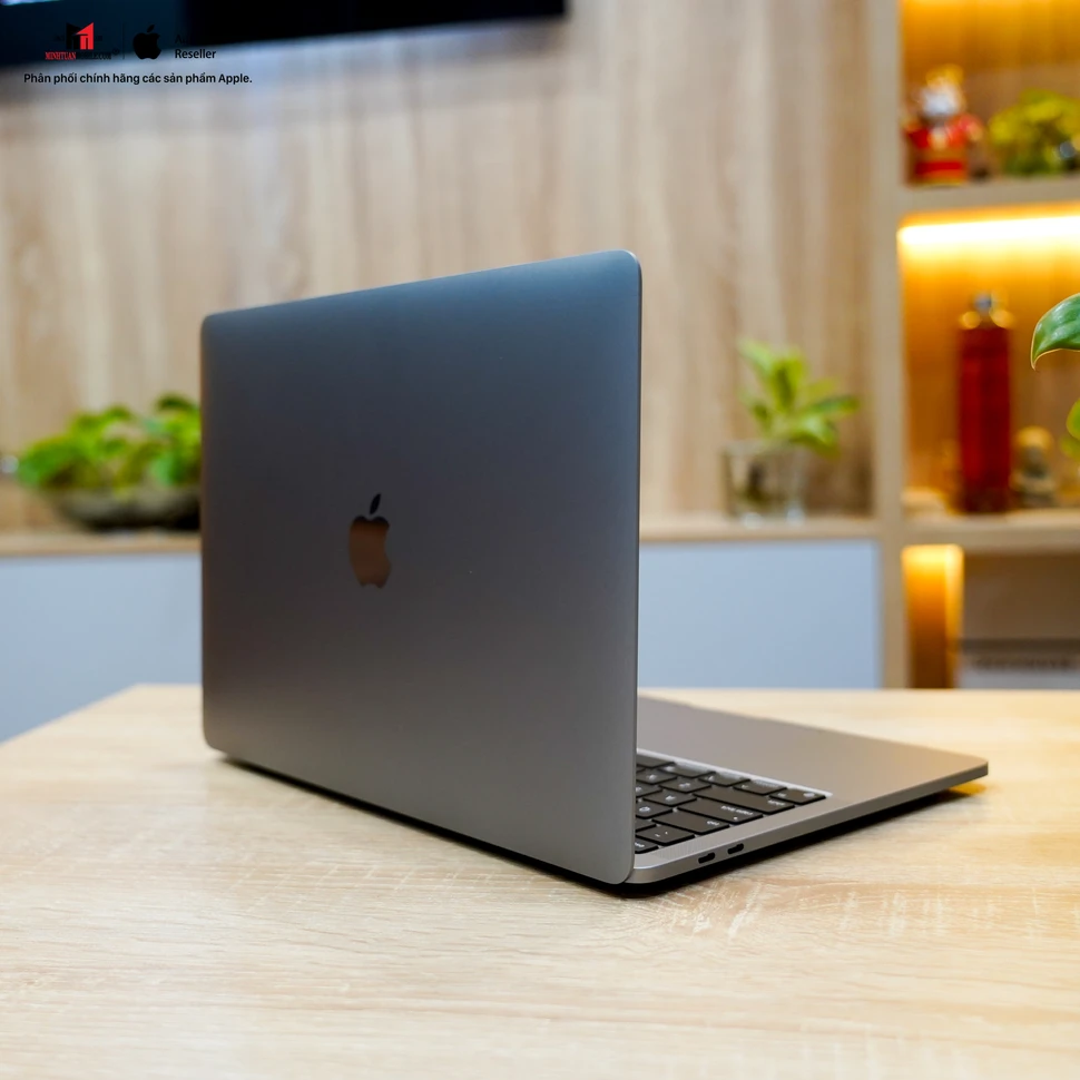 Mổ bụng Macbook Pro mới phát hiện bộ tản nhiệt nhỏ 