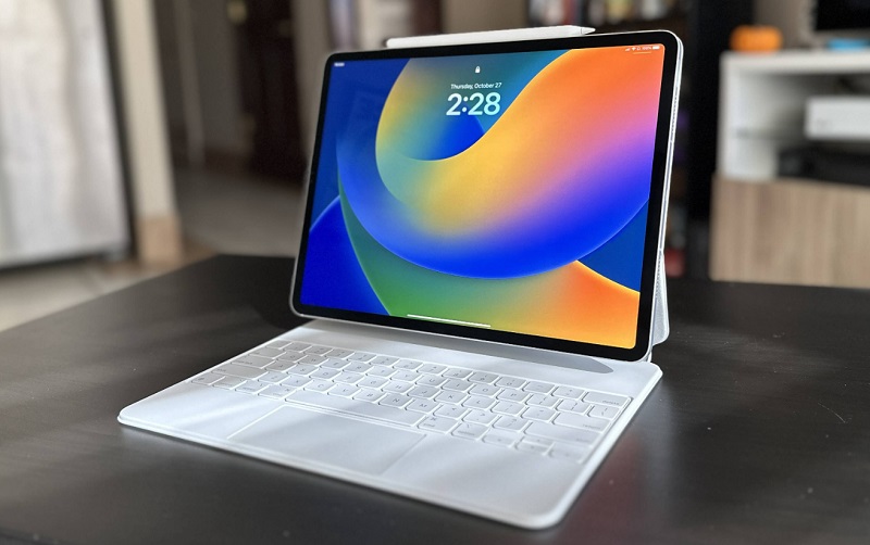 iPad Pro M2 có khả năng ghép nối với Apple Pencil 2 và bàn phím Magic Keyboard trở thành laptop thuận tiện cho việc sử dụng 