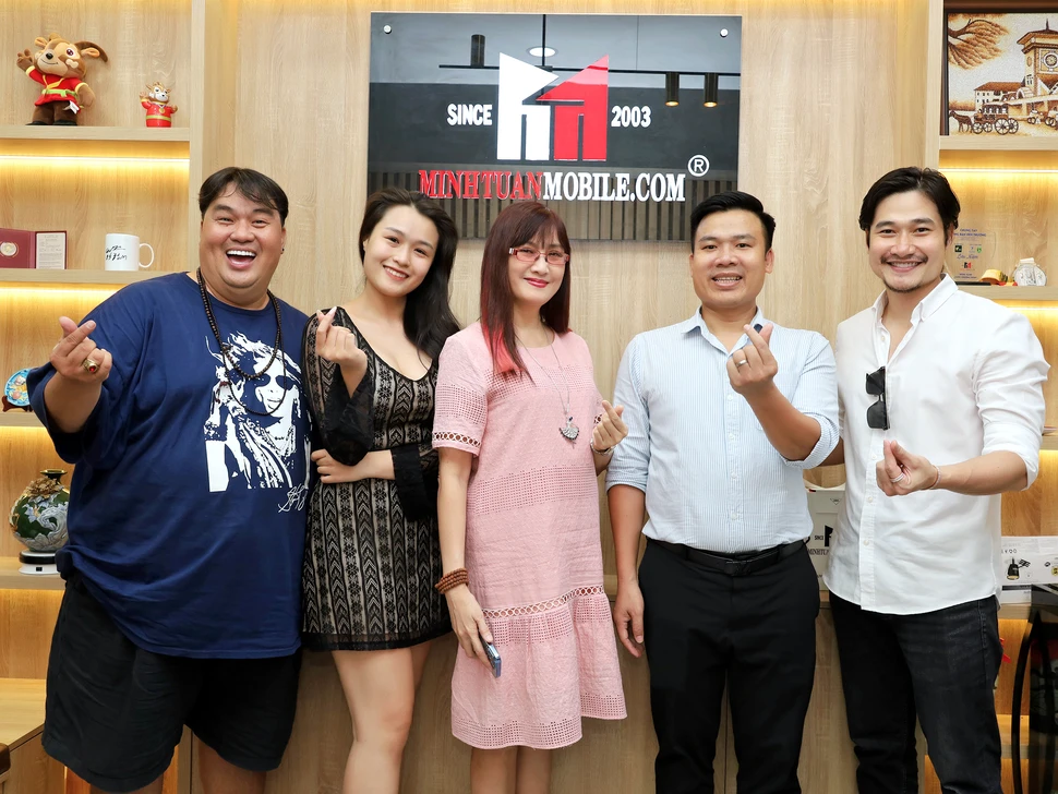 Diễn viên Hiền Mai mua iPhone 14 Pro Max