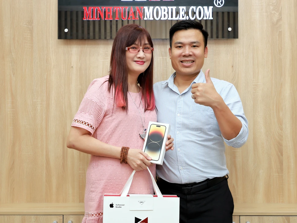 Hiền Mai sắm iPhone 14 Pro Max tại Minh Tuấn Mobile