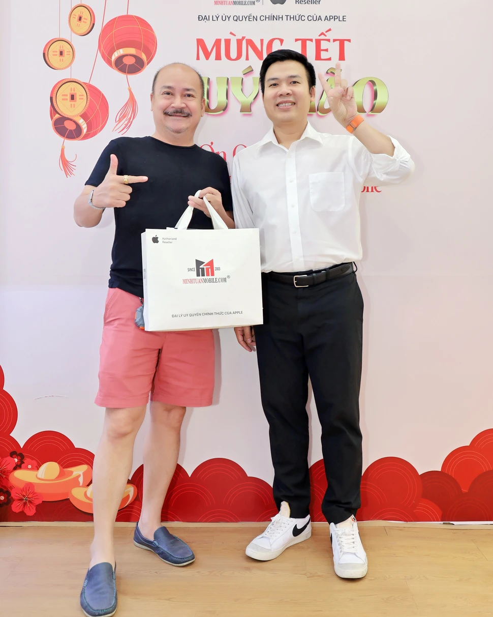 Nghệ sĩ Hoàng Sơn tại Minh Tuấn Mobile để tậu ngay iPhone 14 Pro Max