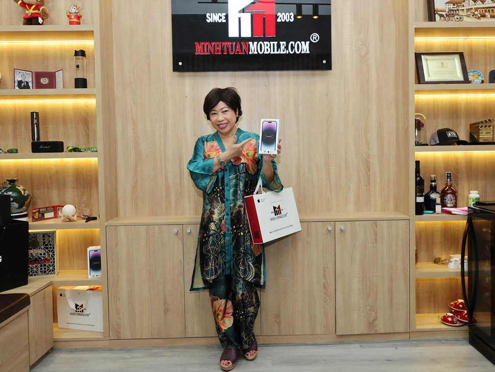 Nghệ sĩ Phi Phụng sắm iPhone 14 Pro Max