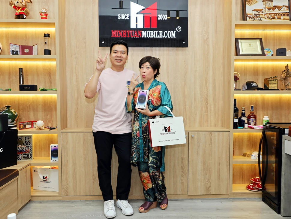 Nghệ sĩ Phi Phụng mua iPhone 14 Pro Max tại Minh Tuấn