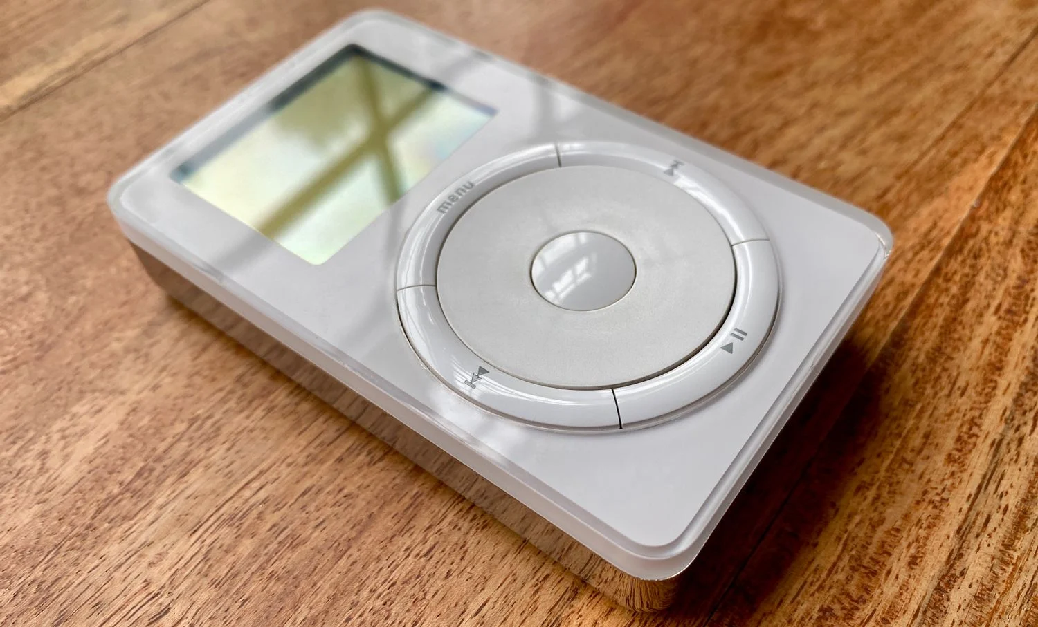 Chiếc iPod đầu tiên được ra mắt vào ngày 23 tháng 10 năm 2001