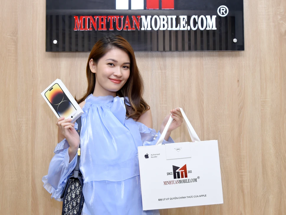 Người đẹp Thùy Dung mua iPhone 14 Pro Max