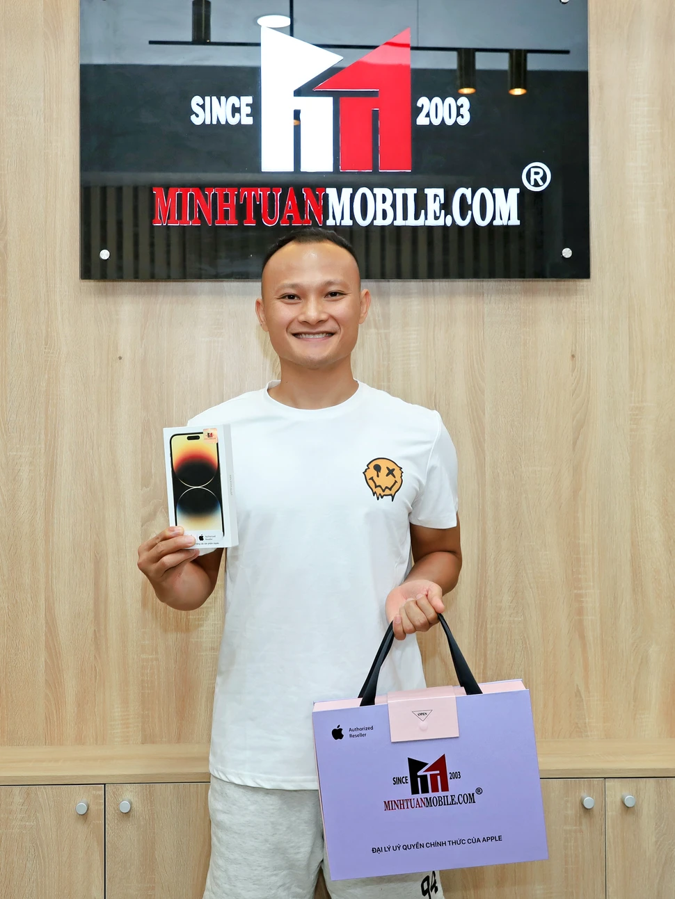 Trọng Hoàng mua iPhone 14 Pro Max