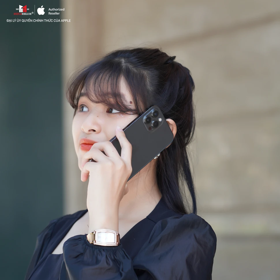 Nguy hiểm vì nhập mật khẩu iPhone ở nơi đông người 