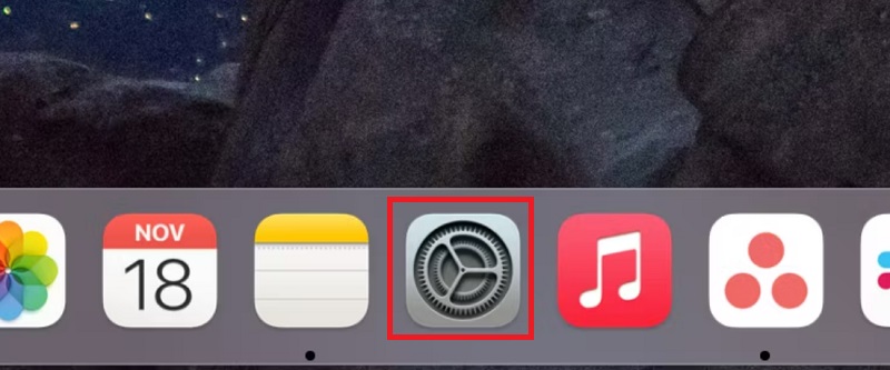 nhấp vào biểu tượng Cài đặt hệ thống (màu xám) trong Dock.