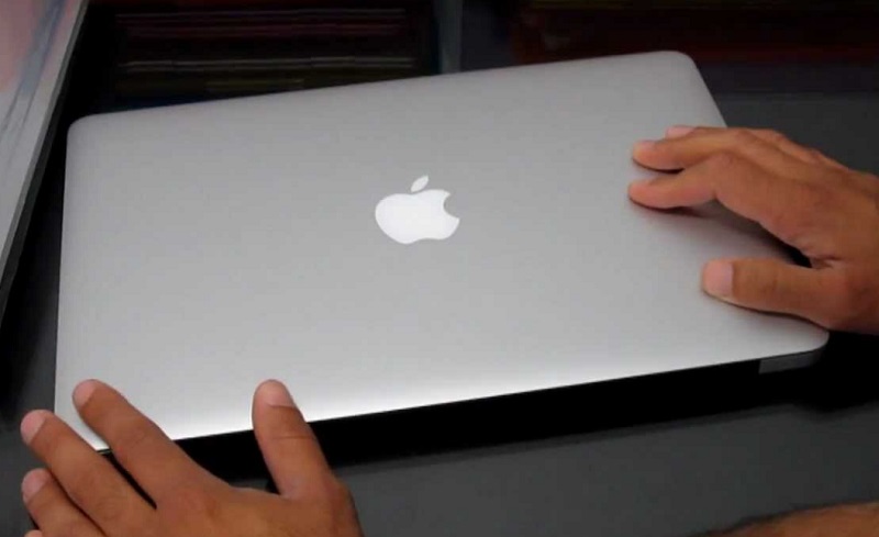 Nên phủ lớp dán bảo vệ trước khi dán nhãn