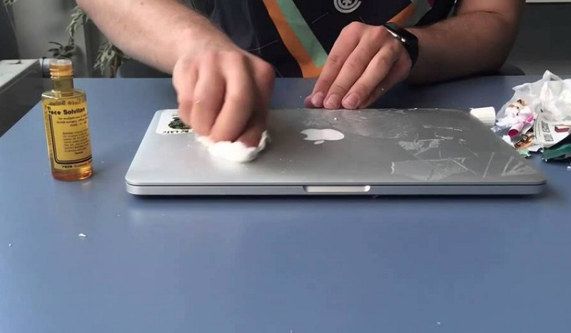 Cách loại bỏ vết keo dính của nhãn dán trên MacBook