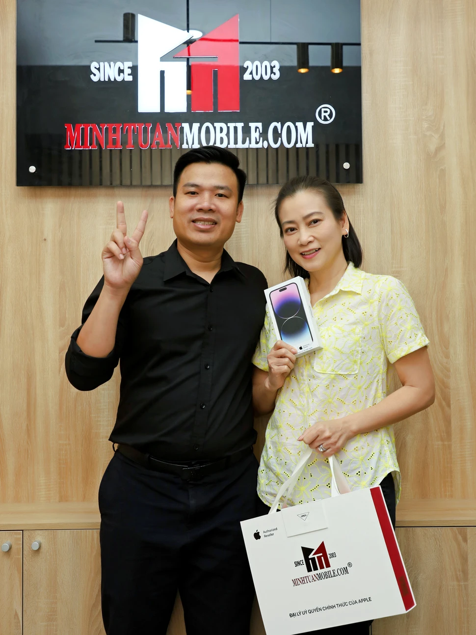 NSUT Tuyết Thu dịu dàng sắm iPhone 14 Pro Max