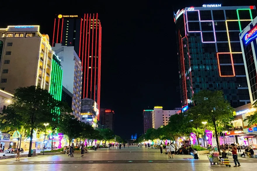 phố đi bộ Nguyễn Huệ sầm uất về đêm