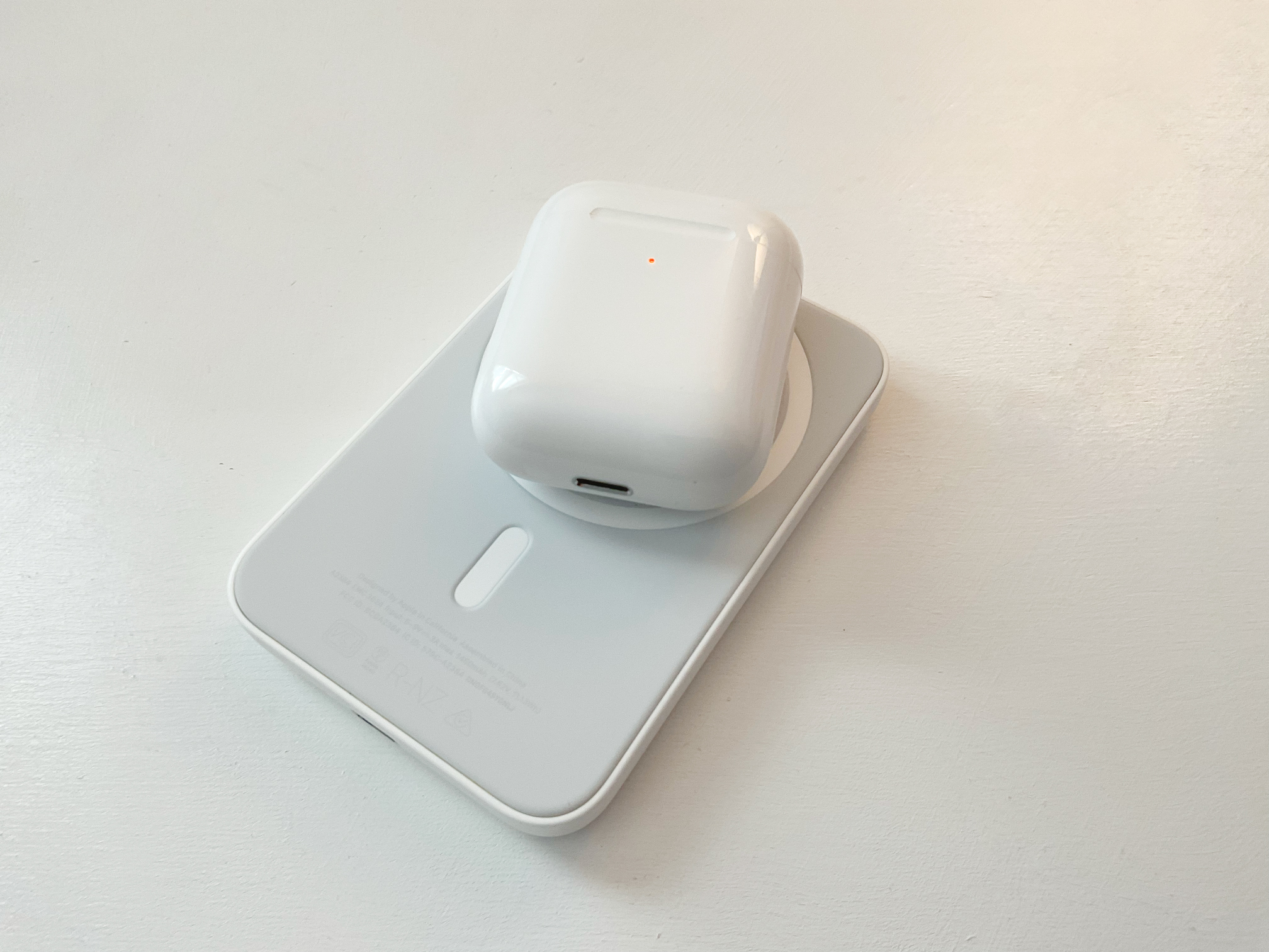 Sạc AirPods trên bộ pin MagSafe