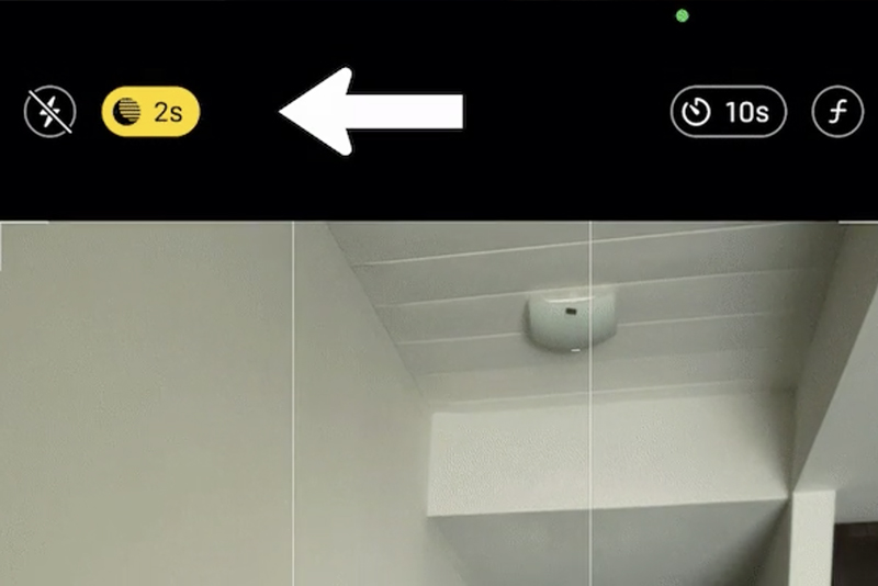 Khi môi trường đủ tối, bên phải sẽ có biểu tượng chụp ban đêm sáng màu vàng