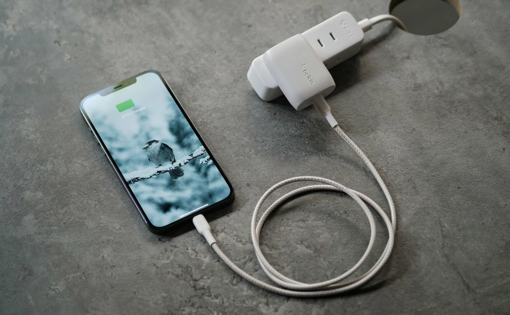 Sử dụng ổ cắm điện thay vì cổng USB giúp thao tác sạc pin nhanh đầy và hiệu quả hơn