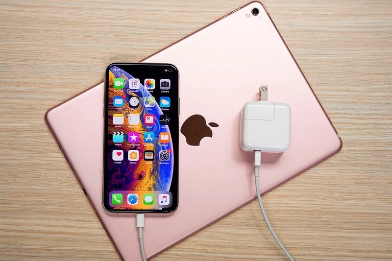 Dùng củ sạc iPad để sạc pin cho iPhone giúp thao tác sạc pin nhanh đầy và hiệu quả hơn