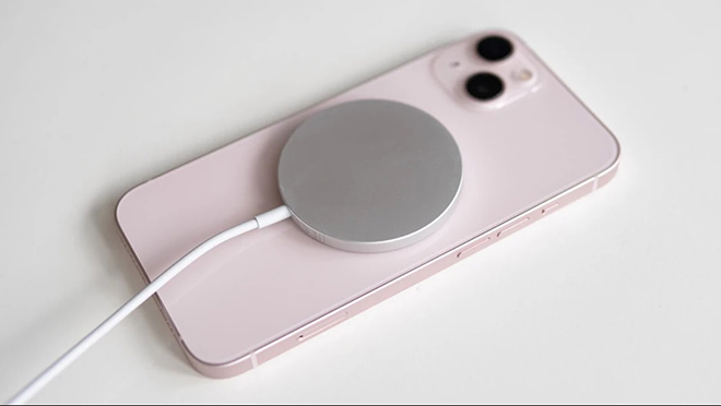 Tháo ốp lưng khi sạc giúp thao tác sạc pin nhanh đầy và hiệu quả hơn