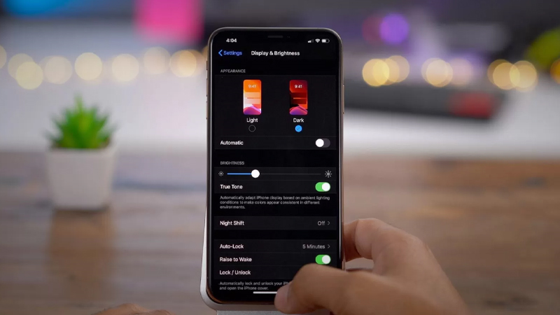 Bật Dark Mode giúp thao tác sạc pin nhanh đầy và hiệu quả hơn