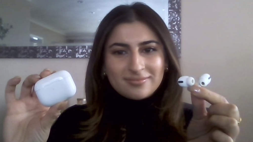 Mohmmadzadeh sau khi lấy lại được AirPods của mình